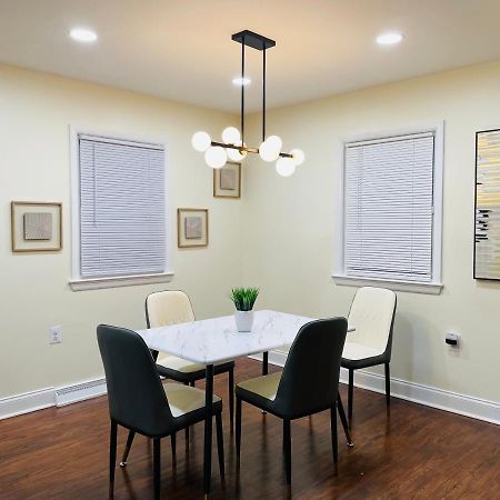 Newly Renovated Charming Home With Parking ฟอร์ทวอชิงตัน ภายนอก รูปภาพ