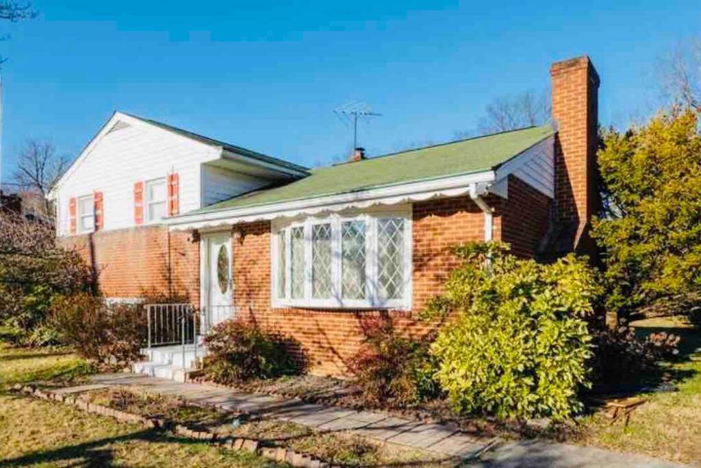 Newly Renovated Charming Home With Parking ฟอร์ทวอชิงตัน ภายนอก รูปภาพ