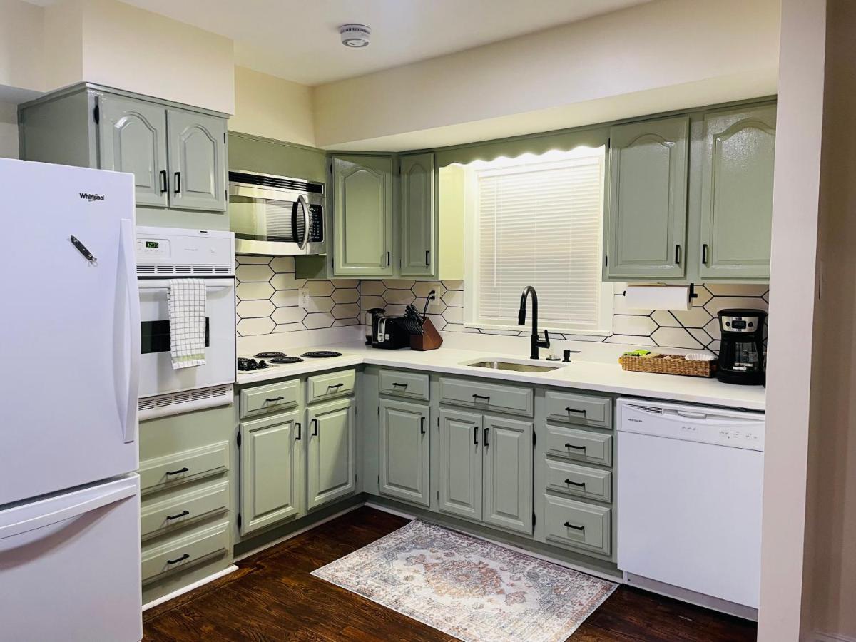 Newly Renovated Charming Home With Parking ฟอร์ทวอชิงตัน ภายนอก รูปภาพ