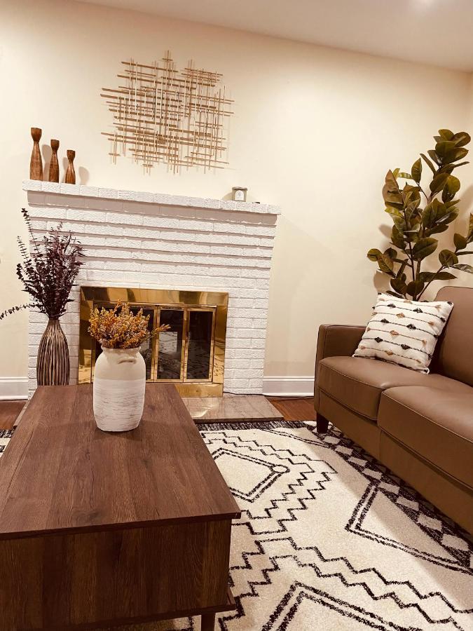 Newly Renovated Charming Home With Parking ฟอร์ทวอชิงตัน ภายนอก รูปภาพ