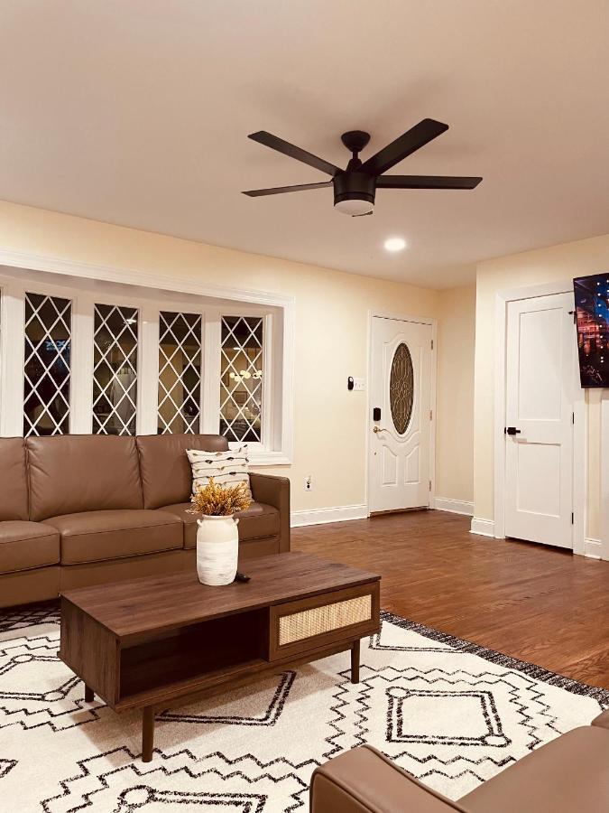 Newly Renovated Charming Home With Parking ฟอร์ทวอชิงตัน ภายนอก รูปภาพ